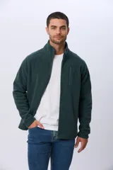 Campera polar de abrigo azul marino, con cuello alto, cierre frontal y bolsillos laterales y en el pecho con cierre.