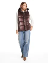Chaleco puffer de acabado tornasolado, con capucha desmontable, cierre frontal oculto y botones a presión. Cuenta con bolsillos laterales y forro interno.