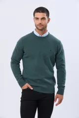 Buzo tejido de lana con cuello redondo y mangas largas. Presenta un diseño clásico de punto con puños y ruedo acanalados, ideal para un estilo formal o casual.