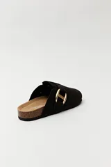 Zueco de estilo casual con capellada cerrada en material tipo gamuza color negro. Presenta una hebilla metálica decorativa en tono dorado sobre el empeine y una base anatómica con efecto corcho.