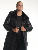 Campera puffer larga de acabado satinado en color beige. Presenta un diseño capitoneado horizontal, cuello amplio revestido en piel sintética, cierre frontal bidireccional y bolsillos laterales con cremallera.