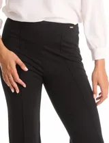 Pantalón de vestir marca Tahari, de corte recto y tiro alto. Confeccionado en tejido elastizado, presenta una faja interna en la cintura y costuras verticales pespuntadas en el frente de las piernas. Incluye un detalle metálico con logo.