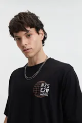 Remera negra de manga corta con cuello redondo y fit regular. Presenta un estampado frontal con gráficos circulares y texto en blanco y naranja.