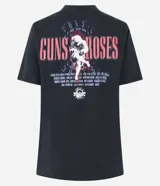 Remera negra de algodón con cuello redondo, manga corta y estampa de Guns N' Roses en la espalda.