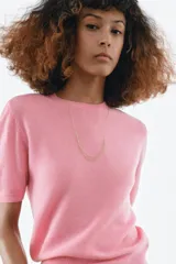 Jersey de punto de lana con cuello redondo y manga corta, de diseño minimalista y corte recto.