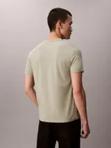 Remera de manga corta Calvin Klein con corte slim, cuello redondo y logo de la marca bordado en el pecho. Confeccionada en tejido elástico de algodón.
