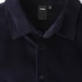 Camisa azul de pana con botones y logo bordado en el pecho.