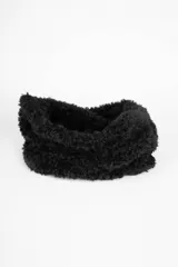 Cuello de piel sintética color negro.