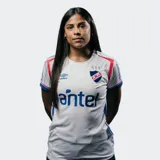 Camiseta Umbro del Club Nacional de Football, modelo Home 2025, para mujer. Diseño blanco con detalles en azul y rojo en cuello y mangas. Incluye logo de Umbro, escudo del club y sponsor Antel en el frente.