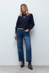 Blusa de manga larga color azul marino con cuello alto y detalles bordados florales en el pecho y hombros.