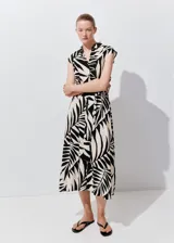 Vestido midi de viscosa con estampado de hojas en blanco y negro, sin mangas, con cuello camisero, cierre frontal de botones y cinturón a juego.