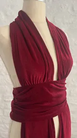 Top de terciopelo color borgoña, con escote halter y espalda descubierta.