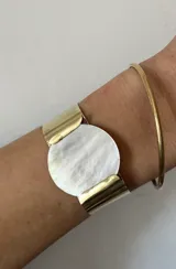 Brazalete ancho hecho a mano en bronce y nácar.