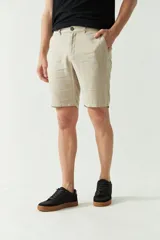 Bermuda de corte clásico confeccionada en una mezcla de lino y algodón. Presenta cierre frontal, bolsillos laterales y pasa cinto en la cintura.