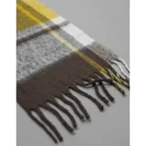 Bufanda rectangular de tejido grueso con diseño de cuadros en tonos azul, naranja, gris y beige, terminada con flecos en los extremos.