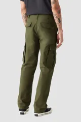 Pantalón cargo de corte recto en color verde oliva, con bolsillos laterales tipo cargo y cierre frontal con botón y cremallera.