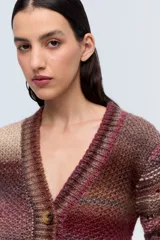 Cardigan de lana multicolor con matices en bordo, escote en V y cierre frontal con botones.
