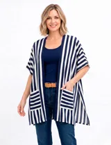 Kimono estampado de rayas verticales en azul marino y blanco, con manga corta amplia, bolsillos frontales y aberturas laterales.