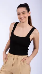 Top negro de tejido de punto acanalado, con escote cuadrado y tirantes anchos.