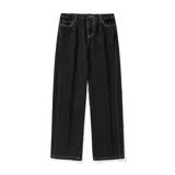 Pantalón de jean negro de corte muy ancho (baggy), con costuras exteriores en hilo blanco contrastante.