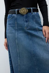 Cinturón de cuero sintético color negro con hebilla metálica de estilo western con diseño grabado.