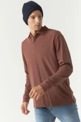 Polo de manga larga color beige con textura, fit regular, logo estampado y puños.