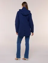 Campera impermeable Gallery color azul marino, con capucha plegable, cierre frontal con solapa de botones a presión, bolsillos y cordón de ajuste en la cintura.