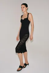 Vestido midi negro de encaje con escote corazón y tirantes anchos, incluye body interior.