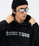 Hoodie negro de algodón con capucha y bolsillo canguro, con gran estampado en la espalda de Snoop Dogg y tipografía metálica.