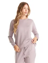 Conjunto de dos piezas compuesto por un buzo de cuello redondo con pespunte central y un pantalón tipo jogger con cintura elástica, lazo de ajuste y pespunte en las piernas. Confeccionado en tejido de tacto suave.