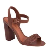 Sandalias de tacón alto Bottero color marrón, con tira delantera tejida en espiga, taco grueso simil madera y tira al tobillo con hebilla forrada.