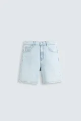 Bermuda de jean corte regular fit, color celeste claro con efecto lavado. Cuenta con cinco bolsillos, cierre frontal con cremallera y botón.