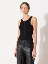 Top negro de hilo fino, largo hasta la cadera y ajustado al cuerpo. Tiene breteles anchos y espalda acordonada con cordón tejido.