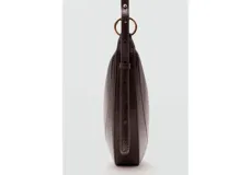 Bolso de hombro de diseño ovalado y tamaño mediano, con cierre de cremallera y asa ajustable. Cuenta con forro interior.