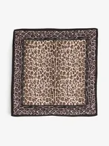 Pañuelo cuadrado con estampado animal print de leopardo en tonos beige, marrón y negro, con un borde exterior negro y un borde interior con un patrón de piel de serpiente.