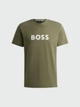 Remera de algodón color verde oliva, con cuello redondo, mangas cortas y logo de la marca estampado en el frente en color blanco.