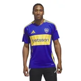 Camiseta de fútbol Adidas del Club Atlético Boca Juniors, modelo titular 2024/2025. Presenta el diseño clásico en color azul con la franja horizontal amarilla en el pecho, cuello en V y las tres tiras características de la marca en los hombros. Incluye el logo de Adidas y el escudo del club bordados, junto con el sponsor oficial estampado en el frente.