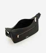 Cartera grande Satinato de color negro, confeccionada en poliéster con detalles en policloruro de vinilo. Posee un diseño moderno con cierre superior, bolsillo frontal con cierre visible y herrajes metálicos dorados, incluyendo una correa ajustable con hebillas y una placa con el logo de la marca.