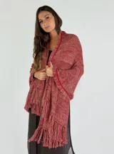 Chal color rojo ladrillo, tejido en punto fantasía con flecos en los bordes.