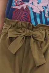 Short de tiro alto color verde militar con bolsillos delanteros y lazo en la cintura.