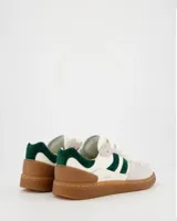 Championes deportivos Coolway modelo Goal, color blanco hueso con detalles en verde oscuro y suela marrón. Confeccionados en serraje y piel, con cordones planos de algodón intercambiables.
