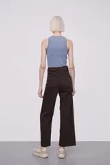 Musculosa celeste de poliéster, corte ajustado, tejido de punto canalé y cuello redondo.