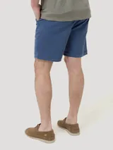 Short de gabardina RKF modelo Classic, de color azul, con bolsillos laterales y traseros, tiro medio y calce relajado.