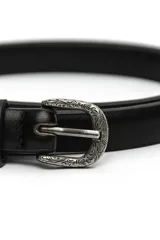 Cinturon fino de cuero sintetico color marron, con hebilla metalica plateada con detalles grabados de estilo western.