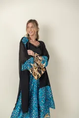 Túnica larga con estampado animal print en tonos celeste y blanco, con detalles de seda estampada con motivos barrocos en mangas y ruedo.