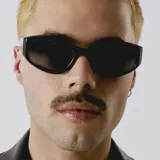 Lentes de sol negros envolventes con protección UV400 y lentes polarizadas alemanas con recubrimiento anti-scratch y superhydrophobic.