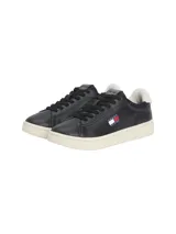 Zapatillas de tenis Tommy Jeans de corte bajo, confeccionadas en piel napa negra. Presentan cordones al tono, suela de goma color crema, panel a contraste en el talón y parche distintivo de la marca en el lateral.