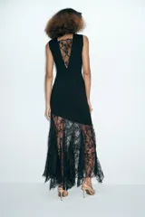 Vestido midi de cuello redondo y sin mangas, confeccionado en tejido liso con un panel inferior asimétrico de encaje negro.