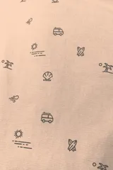 Camisa de manga larga en color salmón con estampado de pequeños motivos geométricos oscuros, cuello clásico y cierre frontal con botones.