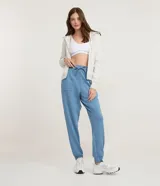 Kit de dos soutienes sin copa ni aro, uno blanco y otro gris, confeccionados en tejido seamless texturizado de microfibra. Ambos tienen escote en V, breteles finos ajustables y una banda elástica con el logo "Lov" en la parte inferior.